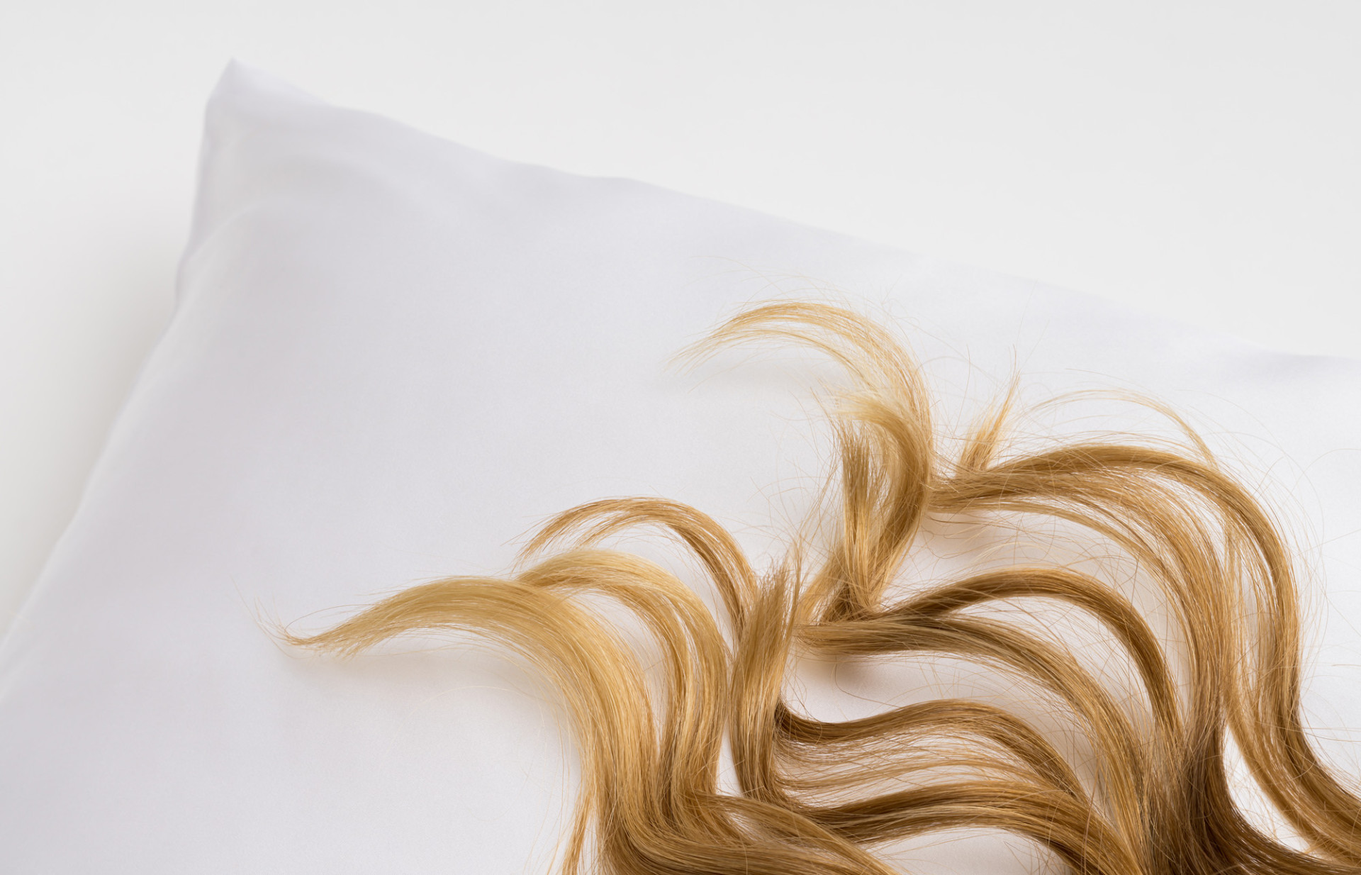 Dank der seidig glatten Oberfläche ist das Haar weniger kraus und elektrisiert nicht.