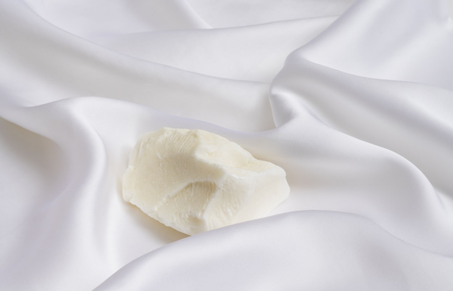 Sleeping regularly on a silk pillowcase brings many benefits.