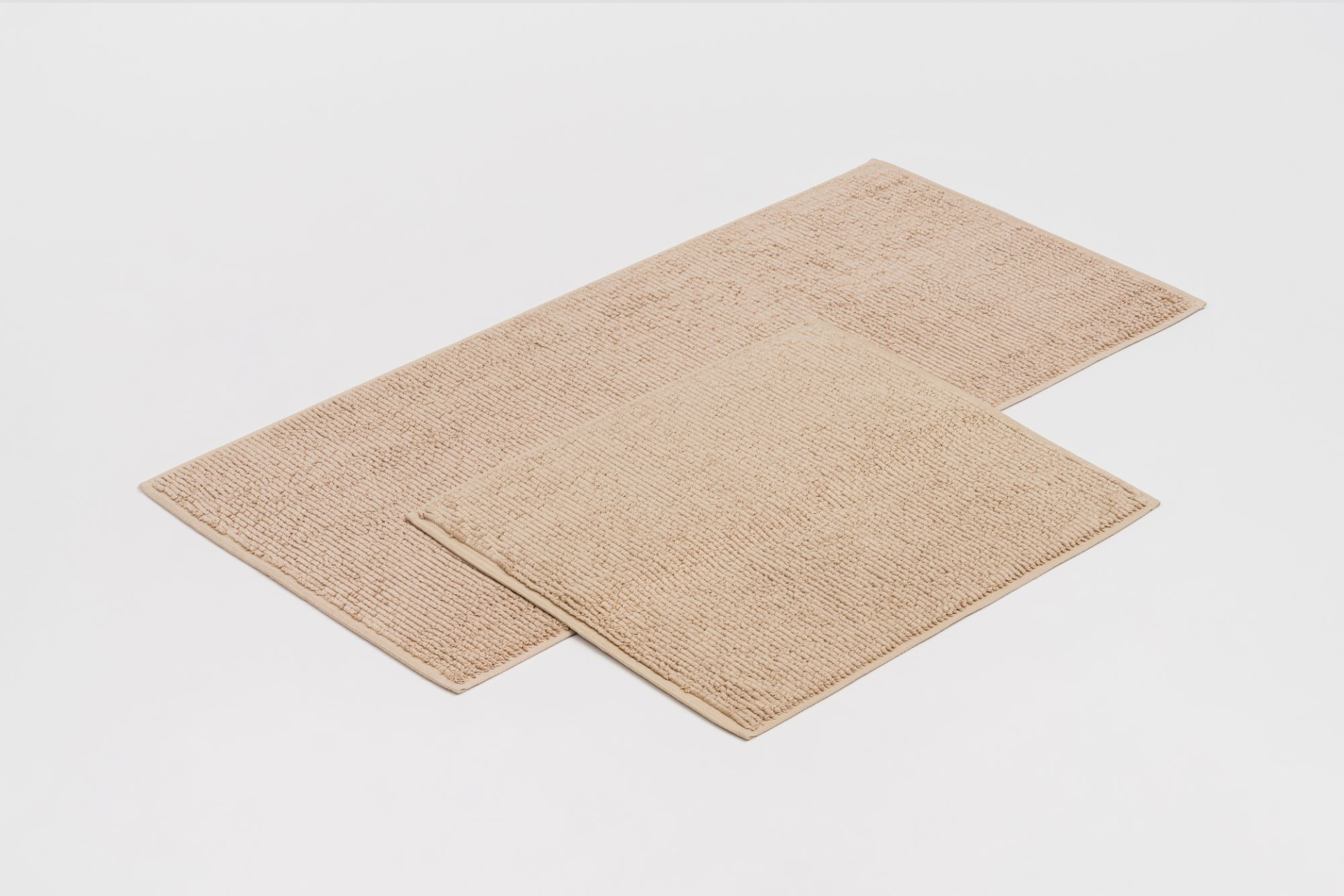Beide Größen der Badematten Soft Cotton sind in vier originellen Farbtönen erhältlich.